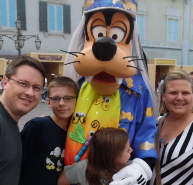 Hanging out with Goofy, Tokyo DisneySea.