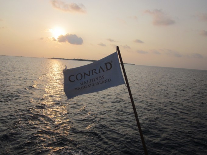 the fishing boat's flag flying over our final Maldivian sunset